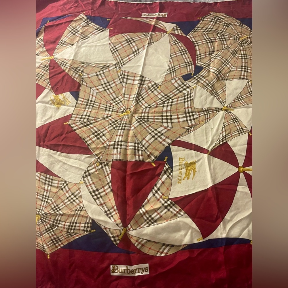 Burberrys silk scarf in good conditions.
